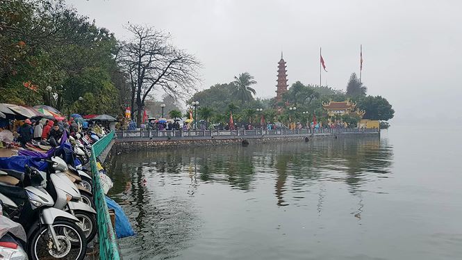 Rùa, cá vừa phóng sinh bị vợt ngay trước mắt tại chùa Trấn Quốc